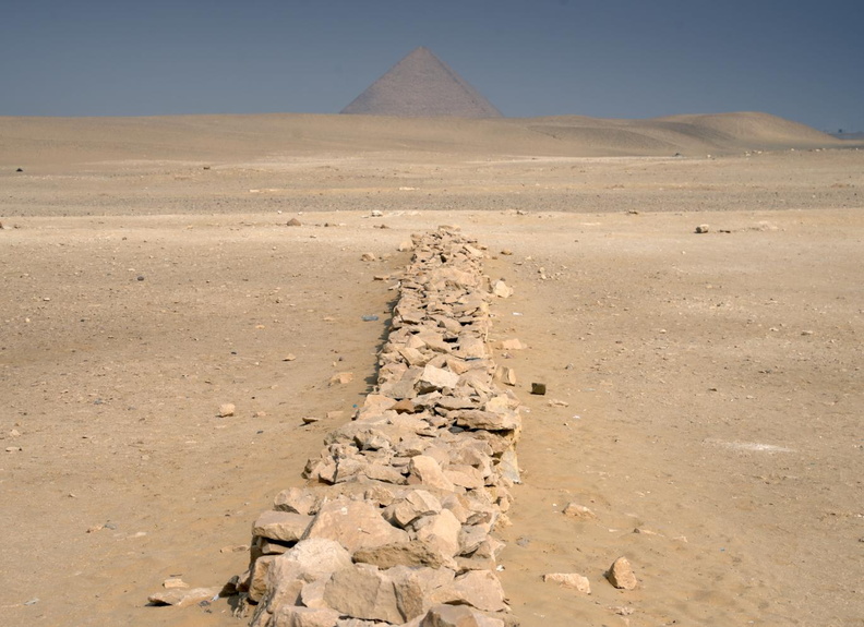 red_pyramid_from_bent_pyramid_along_roman_wall_dahshur_saqqara_7568_2nov23zac.jpg