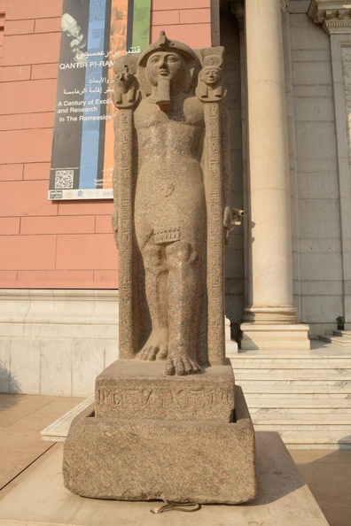statue_pharaoh_entrance_cairo_museum_7464_1nov23.jpg